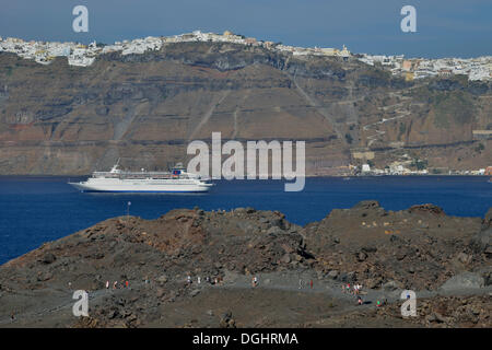 Les touristes de croisière sur l'île volcanique de Nea Kameni dans la caldeira, Santorin, Cyclades, Grèce Banque D'Images