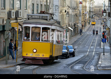 Le célèbre tram No 28, Eléctrico, voyageant sur la Rua da Conceição, vieux quartier, Alfama, Lisbonne, Lisbonne, Portugal District Banque D'Images