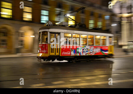 Tram, Eléctrico, voyageant sur la Praça do Comércio, Lisbonne, Portugal Banque D'Images