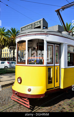 Le Tram 25, tram, tramway electrique femelle driver, Lisbonne, Portugal Banque D'Images