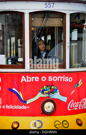 Femme pilote de tramway, tram Eléctrico, Lisbonne, Portugal Banque D'Images