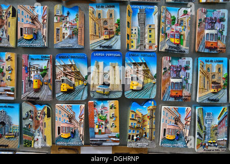 Aimants avec Eléctrico tramways, tram des motifs dans un magasin de souvenirs, d'Alfama, Lisbonne, Lisbonne, Portugal District Banque D'Images