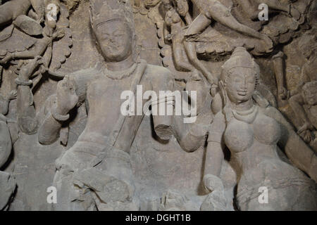 Les figures de Shiva et Parvati dans la grotte principale du temple de Shiva sur l'île d'Elephanta, UNESCO World Heritage Site, Mumbai Banque D'Images