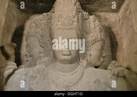 La figure d'un Shiva à trois têtes dans la grotte principale du temple de Shiva sur l'île d'Elephanta, UNESCO World Heritage Site, Mumbai Banque D'Images