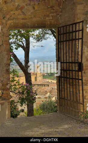 Vue par la porte, ruines du château de Rocca, San Gimignano, Toscane, Italie, Europe Banque D'Images