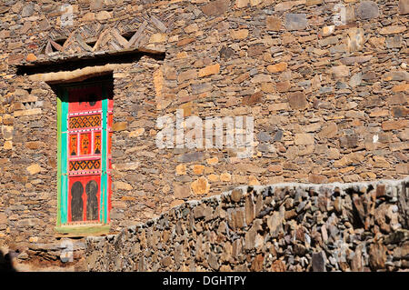 Des murs en pierre naturelle, maison avec une porte en bois coloré, Tizourgane, Marrakech-tensift-Draâ, Antiatlas, Maroc Banque D'Images