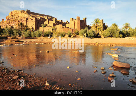 La Kasbah et la ville fortifiée ou Ksar Ait Ben Haddou reflétée dans l'Asif Mellah river, Haut Atlas, Ait Ben Haddou Banque D'Images