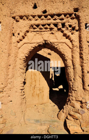 Le stuc d'argile d'une porte d'entrée en décomposition dans la Kasbah Tamnougalt près d'Agdz, Draâtal, Tamnougalt, région de Souss-Massa-Draâ Banque D'Images