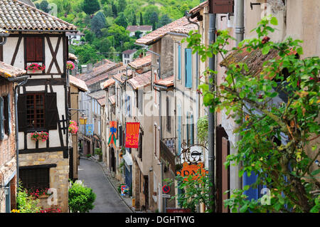 Drapeaux dans une ruelle, ville médiévale de Cordes-sur-Ciel, Cordes-sur-Ciel, Tarn, Midi-Pyrénées, France Banque D'Images