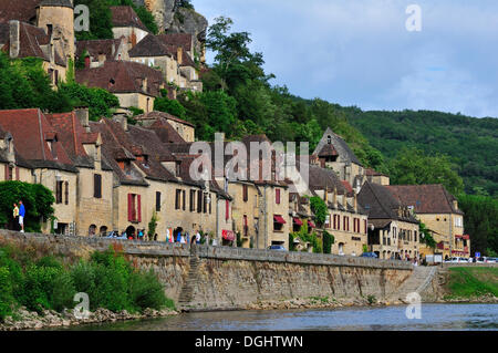 Les maisons du village longeant la falaise de la Roque-Gageac, Domme, Dordogne, Aquitanien, France Banque D'Images