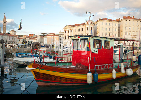 Bateau de pêche au port de Piran. Banque D'Images