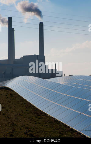 Parc solaire et Muenchen Nord production combinée de chaleur et d'électricité, près de Munich Unterfoehring, Bavière Banque D'Images