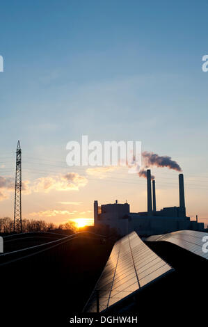 Parc solaire et Muenchen Nord production combinée de chaleur et d'électricité, près de Munich Unterfoehring, Bavière Banque D'Images