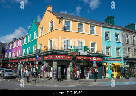 Maisons colorées à Kenmare, dans le comté de Cork, République d'Irlande, Europe Banque D'Images