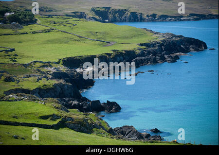 Baie près de la péninsule de Dursey, Allihies, mer d'Irlande, dans le comté de Cork, Irlande, Europe, République Banque D'Images