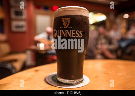 Pinte de Guinness au pub, Allihies, anneau de Beara, l'Irlande, Europe Banque D'Images