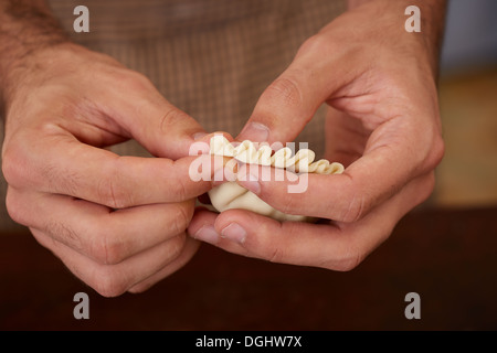 Préparer les mains des dim-sum dumplings asiatique Banque D'Images