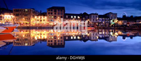 Une belle vue sur le port vers Plymouth Barbican. Banque D'Images