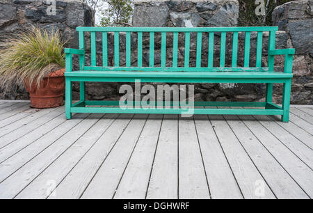 Banc en bois vert sur une terrasse en bois, comté de Donegal, en République d'Irlande, Europe Banque D'Images