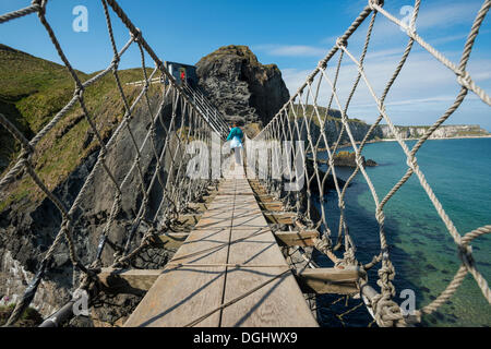 Carrick-a-Rede Bridge, pont suspendu traversant la femme, Moyle, Irlande du Nord, Royaume-Uni, Europe Banque D'Images