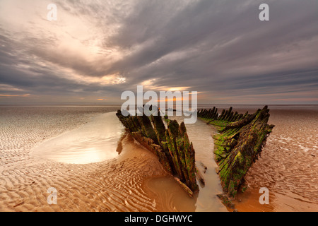 Vue de la plage vers un naufrage à Burnham-on-Sea. Banque D'Images