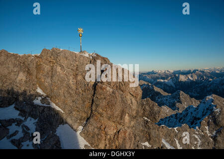 Sommet cross sur le mont Zugspitze, Garmisch-Partenkirchen, Grainau, Upper Bavaria, Bavaria, Zugspitze, Wetterstein Banque D'Images