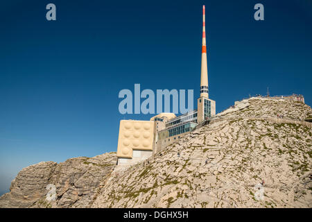 Restaurant et à l'observatoire avec une antenne sur la montagne Saentis, Gipfel, Säntis, Canton d'Appenzell Rhodes-Extérieures, Suisse Banque D'Images