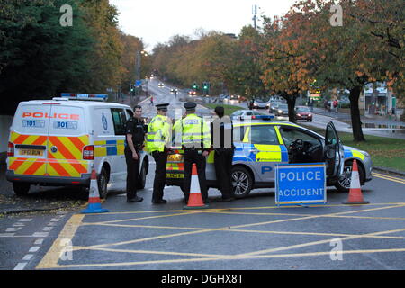 Glasgow, Royaume-Uni. 22 octobre, 2013. D'importantes inondations à A82 Great Western Road, à la jonction de l'avenue Chesterfield causées par de fortes pluies à l'origine de graves perturbations de voyage l'heure de pointe ce matin. Vent et pluie ont fouetté le Royaume-Uni avec des rapports que le mauvais temps pourrait continuer pendant des jours à venir. Crédit : Paul Stewart/Alamy News Banque D'Images