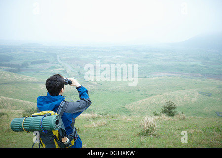 Un homme regardant la nature Banque D'Images