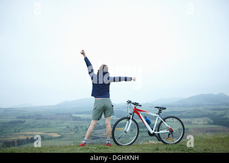 Une femme avec un vélo dans la nature Banque D'Images