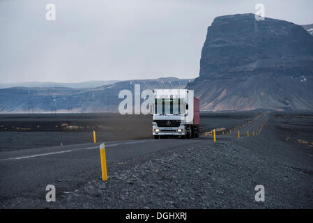 La conduite de camions le long de la Rocade, ou Hringvegur Skeiðarársandur, Sudurland, Islande Banque D'Images