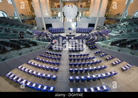 Berlin, Allemagne. 22 octobre, 2013. Vue de la salle plénière presque vide du Bundestag avant l'assemblée générale de l'cinstituent au Bundestag le bâtiment du Reichstag à Berlin, Allemagne, 22 octobre 2013. L'Assemblée sera la première de la 18e législature, après les élections générales. Photo : MAURIZIO GAMBARINI/dpa/Alamy Live News Banque D'Images