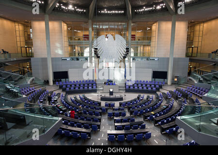 Berlin, Allemagne. 22 octobre, 2013. Vue de la salle plénière presque vide du Bundestag avant l'assemblée générale de l'cinstituent au Bundestag le bâtiment du Reichstag à Berlin, Allemagne, 22 octobre 2013. L'Assemblée sera la première de la 18e législature, après les élections générales. Photo : MAURIZIO GAMBARINI/dpa/Alamy Live News Banque D'Images