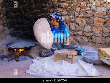 Woman Making Pain local dans l'ancien village kurde de Palangan au crépuscule, l'Iran Banque D'Images