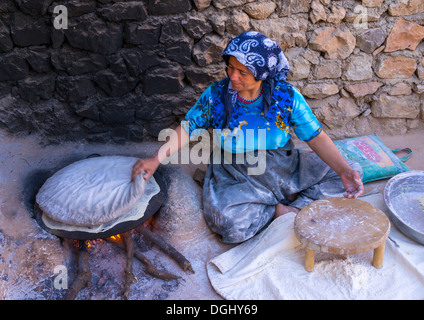 Woman Making Pain local dans l'ancien village kurde de Palangan au crépuscule, l'Iran Banque D'Images