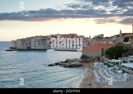 La plage de Banje, la ville de Dubrovnik. Banque D'Images