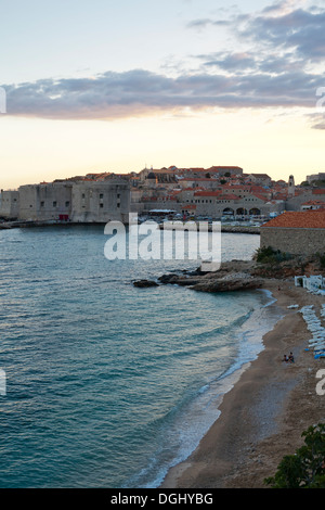 La plage de Banje, la ville de Dubrovnik. Banque D'Images