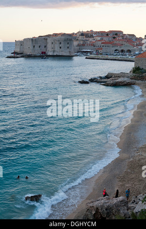 La plage de Banje, la ville de Dubrovnik. Banque D'Images