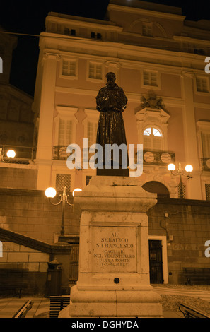 Statue de St François d'assise sur la place Carlo Alberti à Cagliari en Sardaigne Banque D'Images