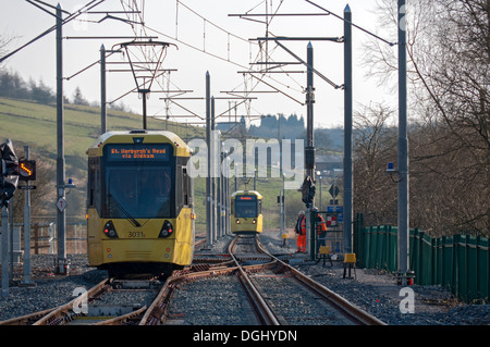 Deux tramways Metrolink près de la Shaw et Crompton, arrêt Metrolink Shaw, Oldham, Greater Manchester, Angleterre, RU Banque D'Images