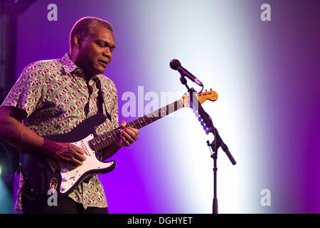 Robert Cray, guitariste et chanteur de blues américain, live au Blue Balls Festival dans la salle de concert du KKL de Lucerne, Suisse Banque D'Images