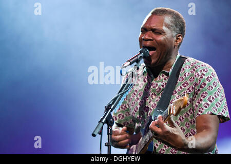 Robert Cray, guitariste et chanteur de blues américain, live au Blue Balls Festival dans la salle de concert du KKL de Lucerne, Suisse Banque D'Images