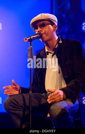 Xavier Naidoo, chanteur du groupe allemand Soehne Mannheims, live au Blue Balls Festival dans la salle de concert du KKL Banque D'Images