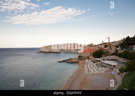 La plage de Banje, la ville de Dubrovnik. Banque D'Images