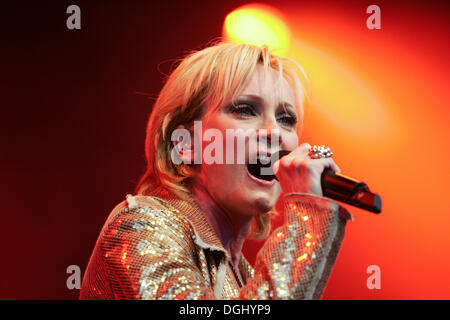 La chanteuse française Patricia Kaas live à l'air libre Vivre au coucher du soleil dans le Musée national suisse, Zurich, Suisse Banque D'Images