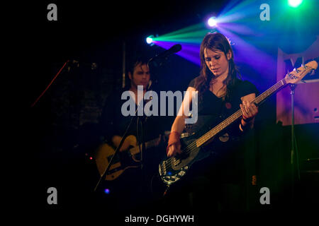 Muriel Rhyner, chanteur, bassiste et de la femme avant le groupe suisse Delilahs vivent dans le Club Knascht, Lucerne, Suisse Banque D'Images