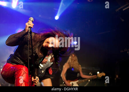 Les femmes allemandes cover band AC/DC Hells Belles vivent à l'Schueuer concert hall, Lucerne, Suisse Banque D'Images