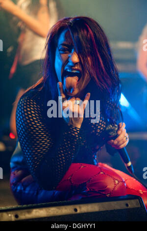 Les femmes allemandes cover band AC/DC Hells Belles vivent à l'Schueuer concert hall, Lucerne, Suisse Banque D'Images