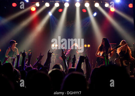 Les femmes allemandes cover band AC/DC Hells Belles vivent à l'Schueuer concert hall, Lucerne, Suisse Banque D'Images