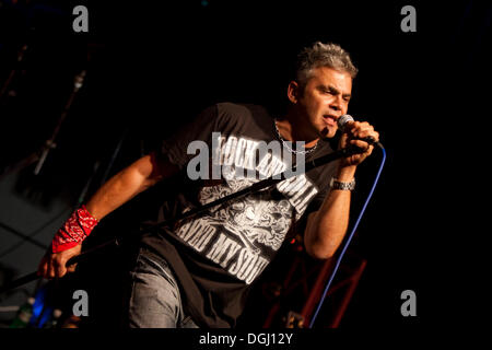 Eric St. Michaels, chanteur et leader du groupe de rock Suisse Chine vivent à la Rockparty dans la salle polyvalente de Banque D'Images